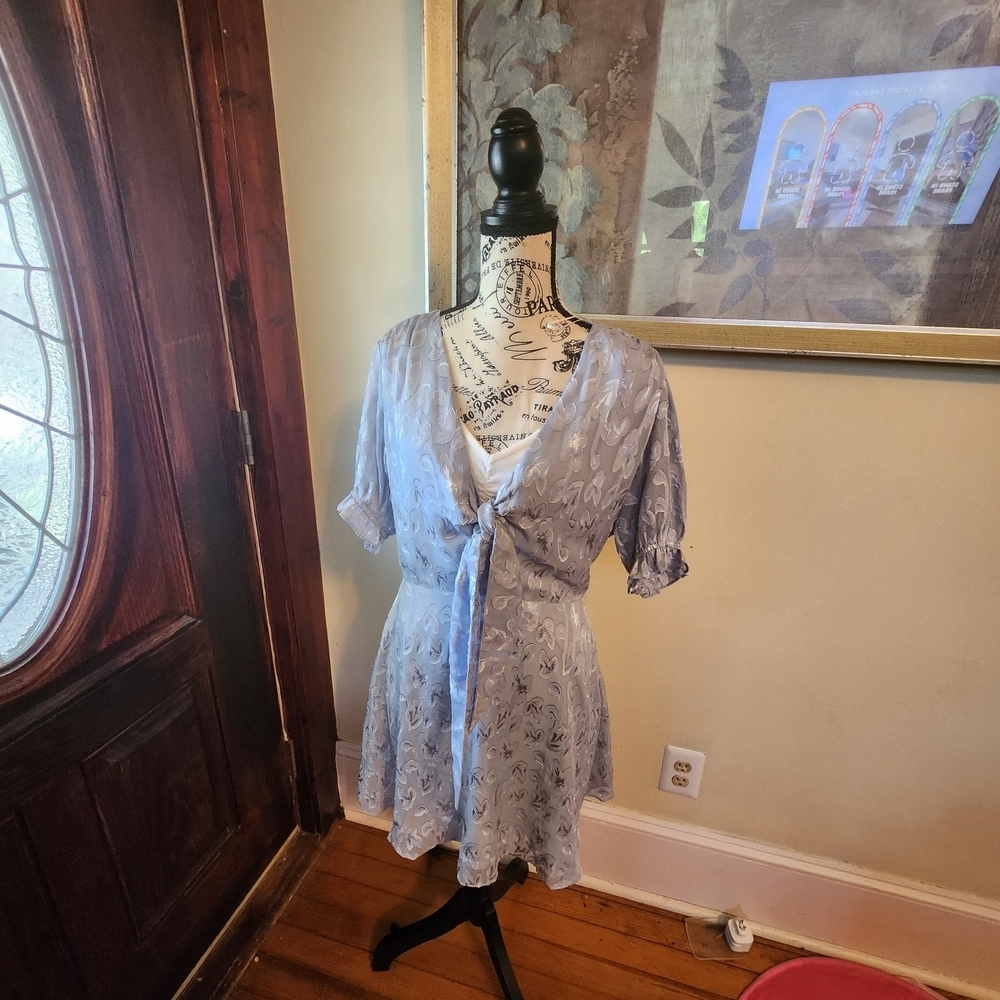 VICI Renleigh Tie Front Print Mini Dress in Grey.